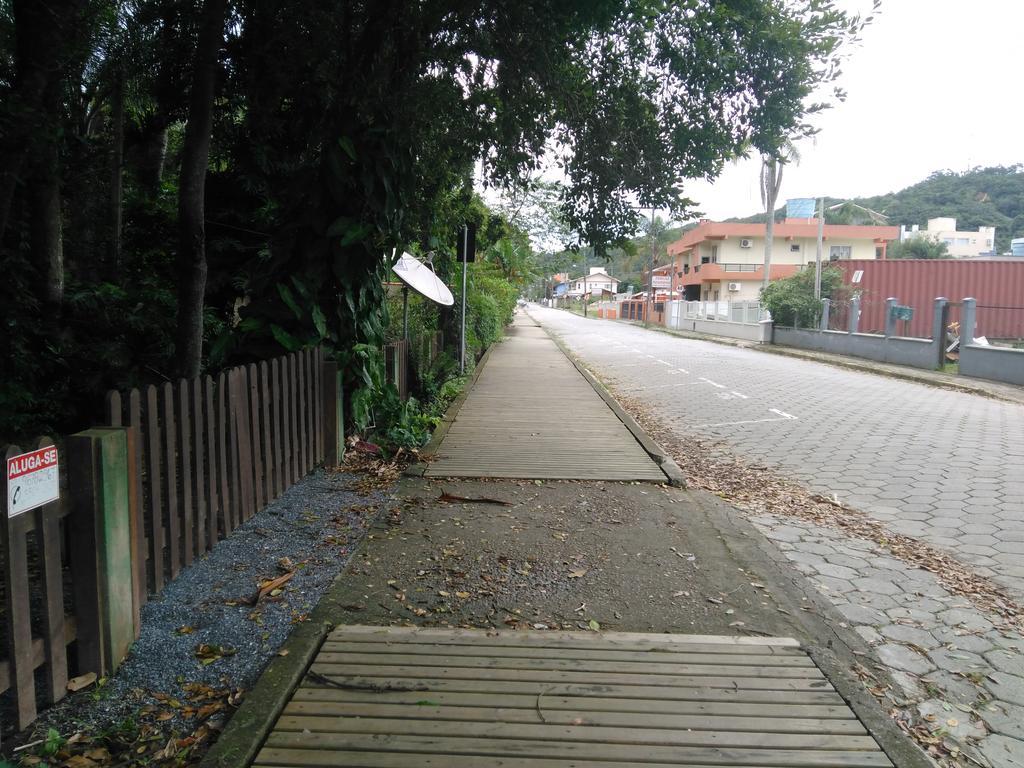 Chales No Centro De Bombinhas Exterior photo